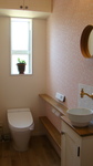 ピンクの花柄クロスと
手洗器とゴールドの蛇口と…
かわいいがいっぱい‼のトイレ