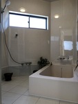 床のタイルが素敵なホワイトでまとめた浴室。
四角ではなく変形しているのが、良い感じ✨